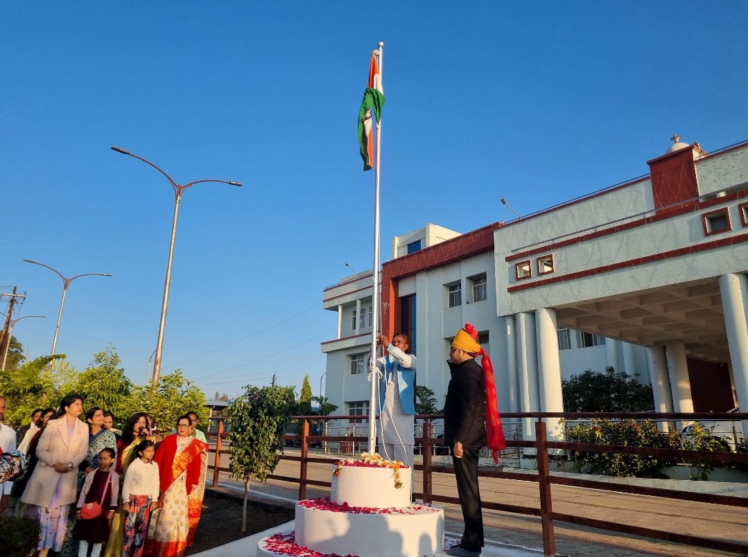 कलेक्टर राघवेंद्र सिंह ने संयुक्त कलेक्टर भवन पर फहराया राष्ट्रीय ध्वज, जिले वासियों को दी गणतंत्र दिवस की शुभकामनाएं