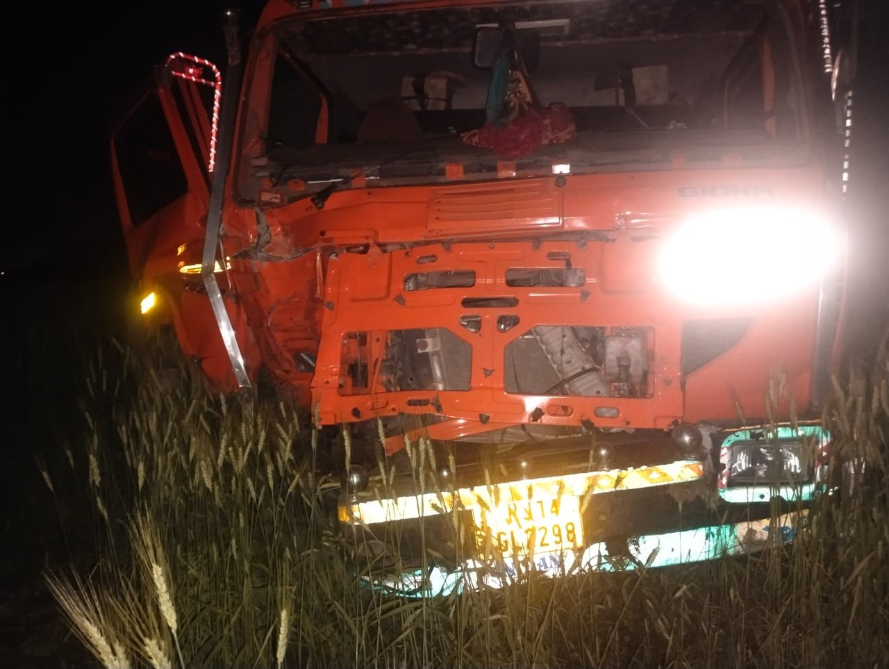 आगर उज्जैन मार्ग पर ट्रक और कार की आमने-सामने हुई जोरदार भिड़ंत, 02 की हुई मौत 02 हुए घायल