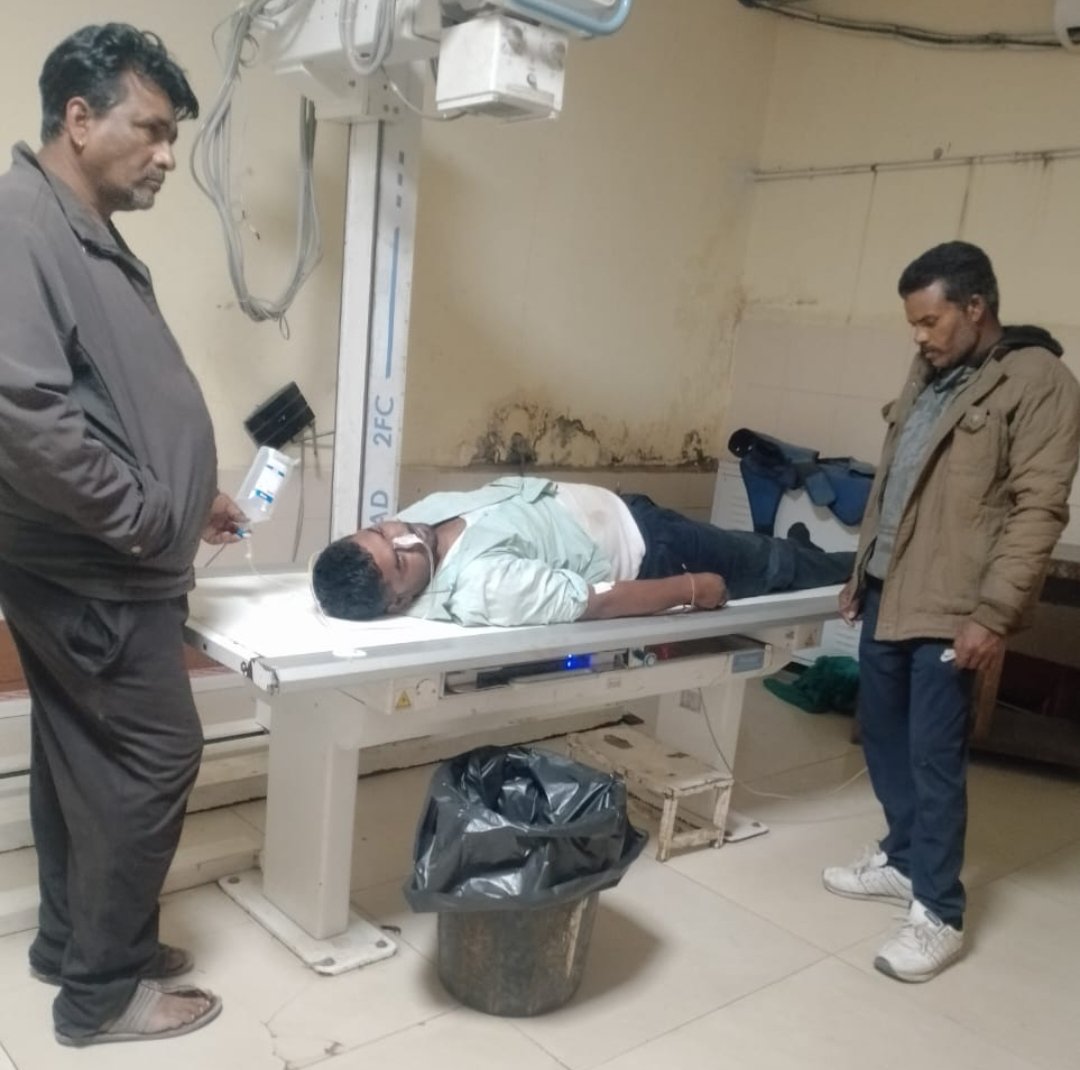 जिला अस्पताल स्थित कैंटीन संचालक ने गटका जहर. सिविल सर्जन पर लगाया प्रताड़ित करने का आरोप. युवक का उपचार एमवाय इंदौर में जारी