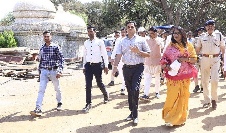 बाबा बैजनाथ मंदिर स्थित बाणगंगा नदी तट से जिला स्तरीय जल गंगा संवर्धन अभियान का शुभारंभ, कलेक्टर ने बाबा बैजनाथ का पूजन कर, किया सामुहिक श्रमदान