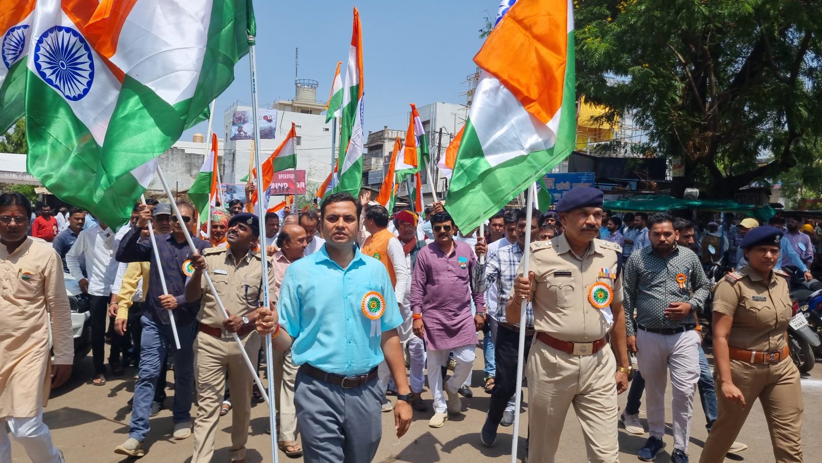देश भक्ति व वीरों के सम्मान में आगर जिला मुख्यालय पर निकली भव्य तिरंगा यात्रा, कलेक्टर व एसपी हुए शामिल