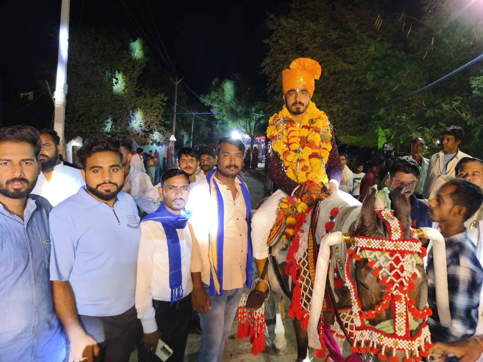 आजादी के बाद पहली बार आगर जिले के इस गांव में घोड़ी पर चढ़ा दलित दूल्हा, पुलिस बल व भीम आर्मी, आजाद समाज पार्टी के लोग की उपस्थिति में निकला जुलूस