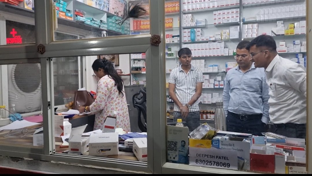 NCB नार्को टेस्ट ब्यूरो टीम व ड्रग इंस्पेक्टर ने सर्जिकल हॉस्पिटल के कैंपस में संचालित पटेल फार्मेसी मेडिकल पर की जांच, NRS ट्रामाडोल दवाई की एंट्री में मिली गड़बड़ी