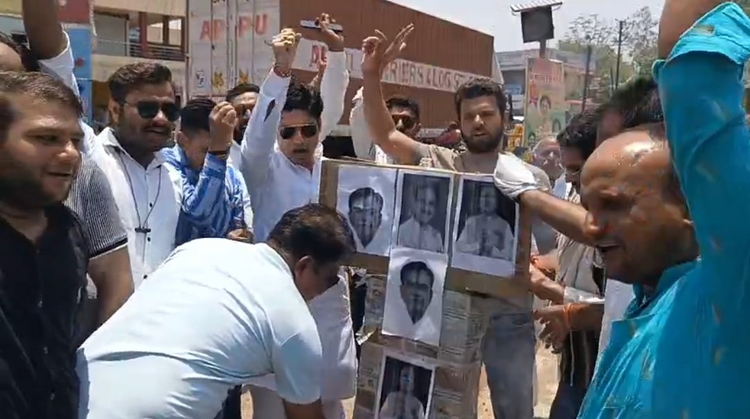 भारतीय सेना पर की गई टिप्पणी के खिलाफ आगर जिला मुख्यालय पर कांग्रेस पार्टी ने बीजेपी पार्टी के दो मंत्री और सांसद का किया पुतला दहन