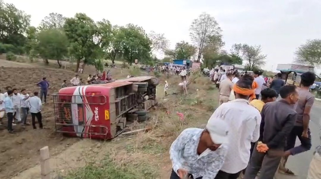 आगर कानड़ मार्ग पर अनियंत्रित होकर बस खाई पलटी, कई यात्री हुए घायल, सीएसपी व यातायात का अमला पहुंचा मौके पर