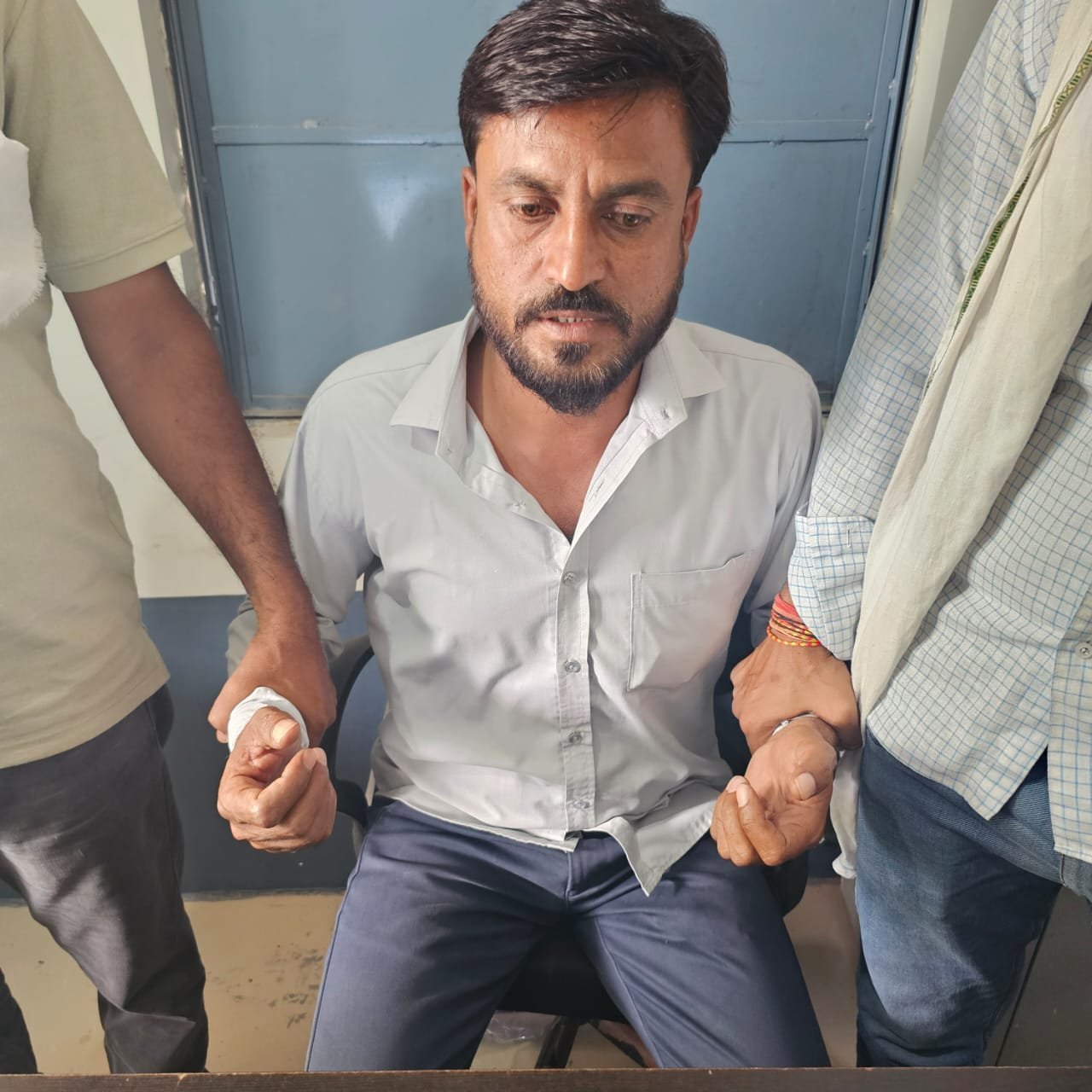 पीएम आवास की किस्त डलवाने के नाम पर ग्राम पंचायत सचिव ने मांगी 10 हजार रुपए की रिश्वत, लोकायुक्त पुलिस ने किया रंगे हाथ गिरफ्तार