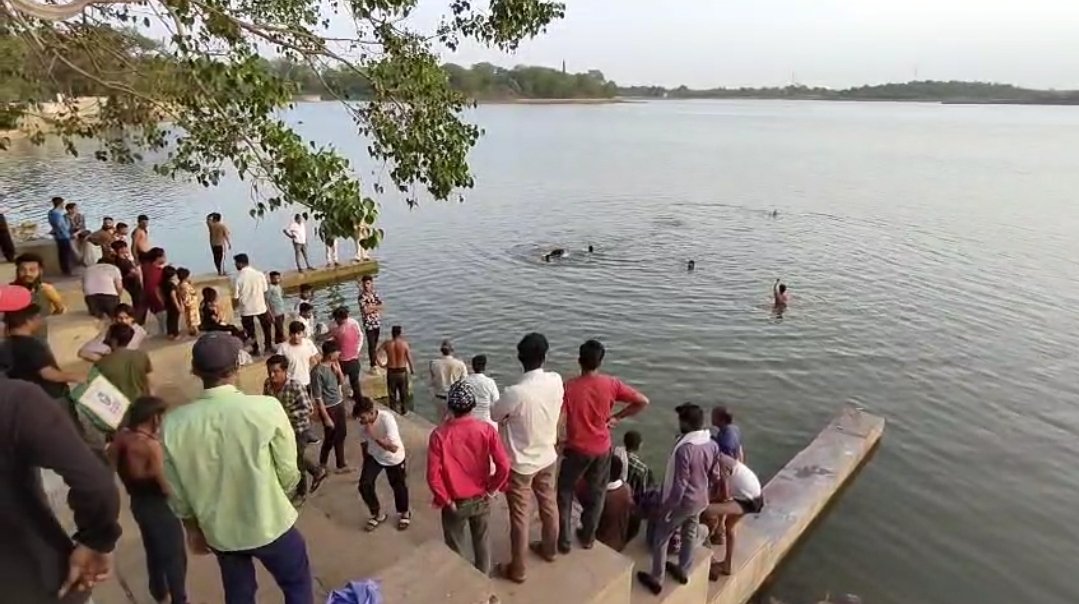 आगर जिला मुख्यालय पर मोती सागर तालाब में नहाते वक्त गहरे पानी में डूबने से दो नाबालिक युवकों की हुई मौत