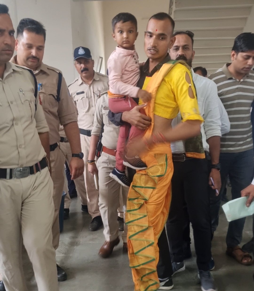 खुद के बेटे के अपहरण के मामले में करीब 65 दिनों से फरार पिता अर्धनारीश्वर के रूप में स्वयं ही हुआ न्यायालय में पेश