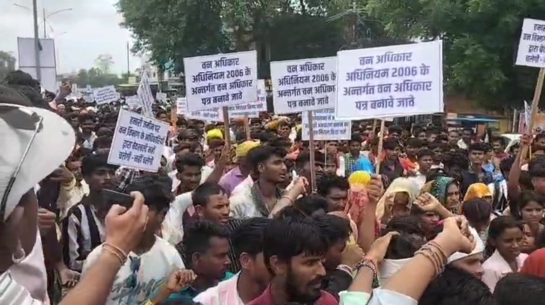 सरदार पटेल अभ्यारण की जमीन के लिए गाँव से निर्वासित के मामले में केंद्रीय मंत्री शिवराज के समाने आदिवासियों ने किया प्रदर्शन