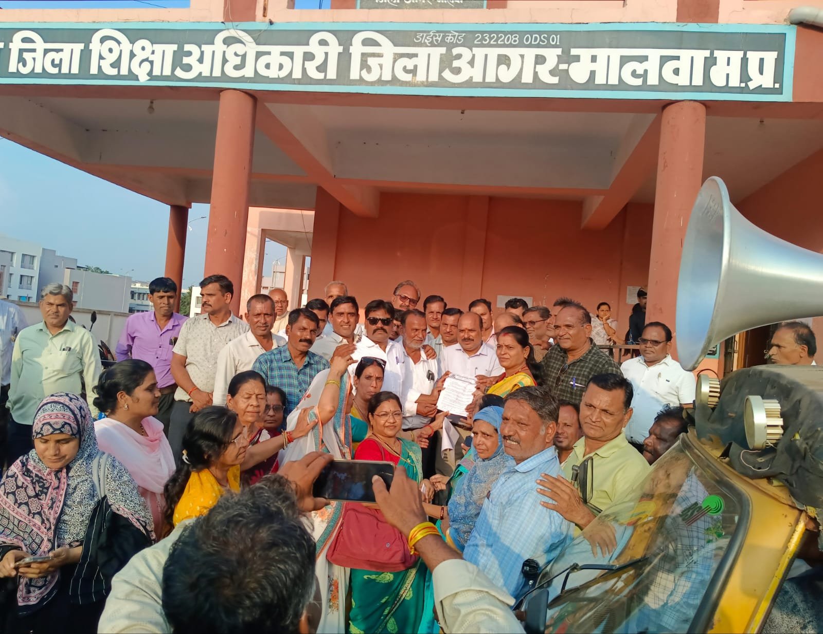 ई अटेंडेंस का विरोध, शिक्षकों ने आगर जिला मुख्यालय पर रैली निकालकर सौंपा ज्ञापन