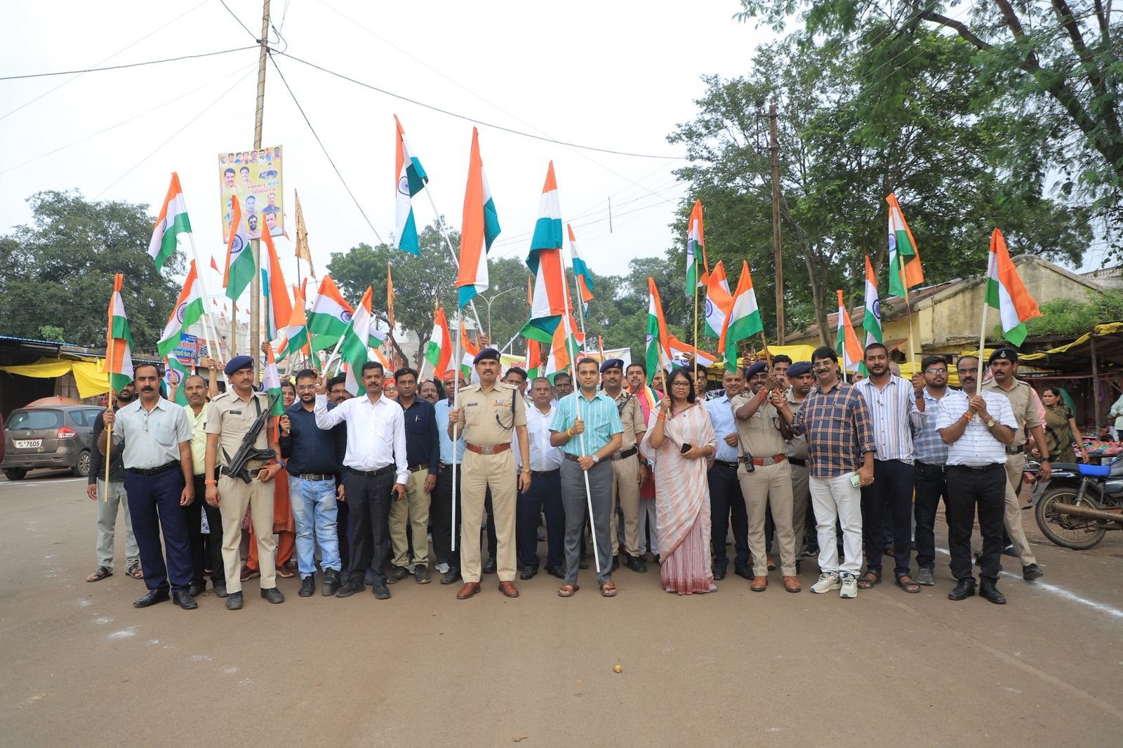 आगर जिला मुख्यालय पर निकाली गई भव्य तिरंगा यात्रा, देशभक्ति के रंग में रंगा पूरा जिला