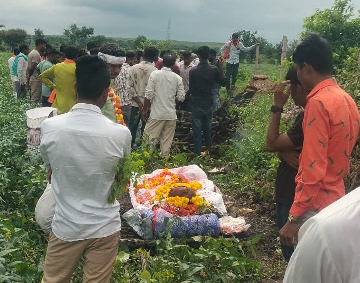 गिरते पानी में, खुले खेत में, टायर व डीजल से अंतिम संस्कार करने पर मजबूर ग्रामीण, आगर मालवा जिले की यह तस्वीरें