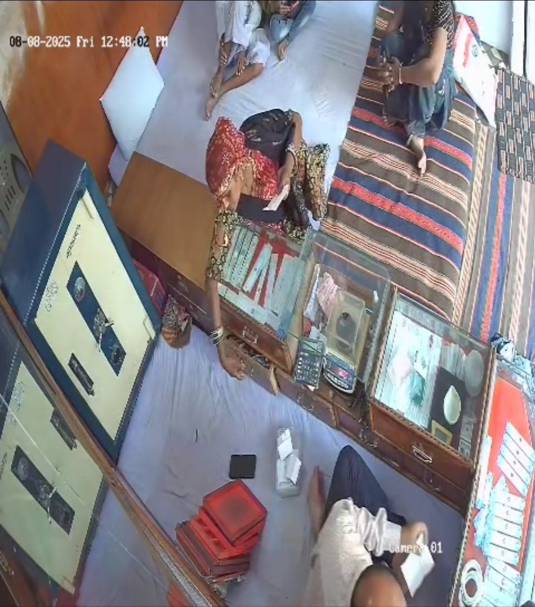 नलखेड़ा में सोने चांदी की दुकान में सोने की चोरी करती महिला का वीडियो सीसीटीवी कैमरे में हुआ कैद, वायरल वीडियो में साफ देखी गई चोरी