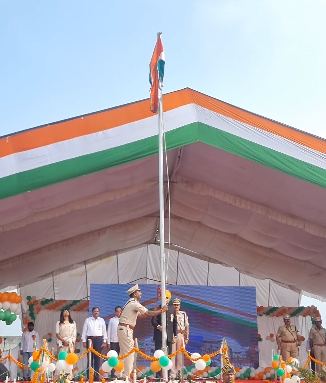 जिला मुख्यालय पर बड़े ही हर्षोल्लास से मनाया गया स्वतंत्रता दिवस पर्व, कलेक्टर राघवेंद्र सिंह ने ध्वजारोहण कर ली गई संयुक्त परेड की सलामी