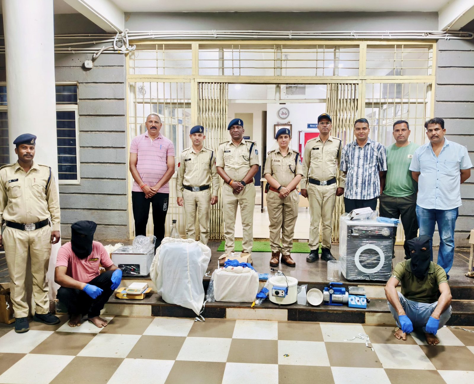 भाजपा नेता की कार में से 5 करोड़ एमडी-ड्रग बरामद, ड्रग बनाने की मशीनें भी मिली, भाजपा तनोडिया मंडल उपाध्यक्ष राहुल अंजाना गाड़ी छोड़ हुए फरार