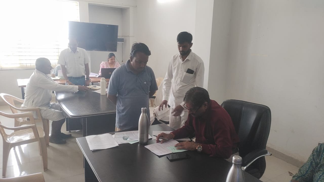 सीएम हेल्पलाइन पर की शिकायत वापस नहीं ली तो आगर नगर पालिका ने बुजुर्ग महिला के घर पहुंचाया नोटिस, नगर पालिका की शिकायत करना अब हो गया गुनाह, शिकायतकर्ता को नोटिस के जरिए धमकाने का प्रयास