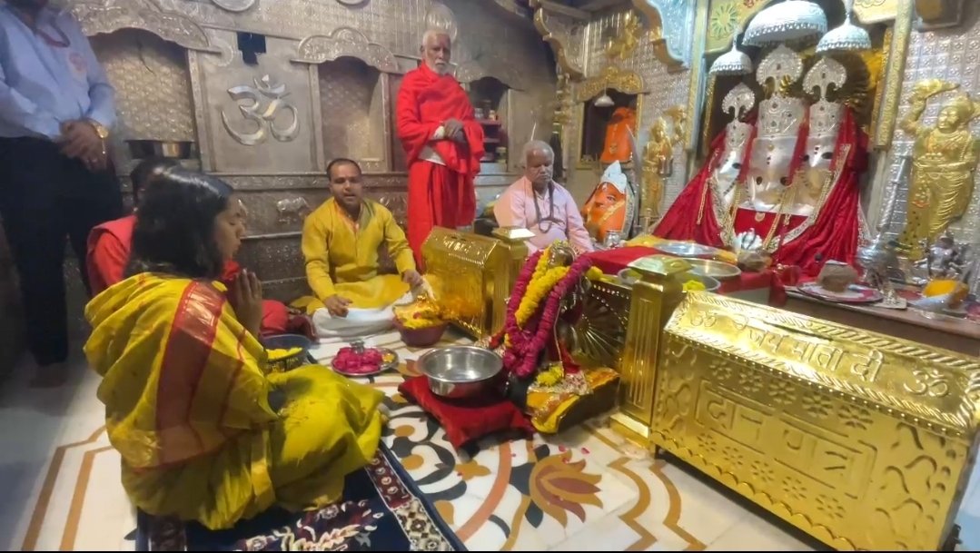 पदभार ग्रहण करने के पूर्व विश्व प्रसिद्ध मां बगलामुखी मंदिर पहुंची आगर कलेक्टर प्रीति यादव, माता के आशीर्वाद पश्चात करेगी पदभार ग्रहण