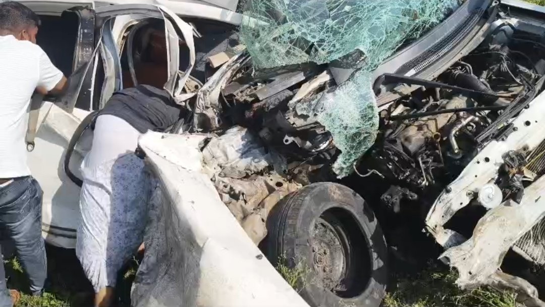 आगर-उज्जैन मार्ग कंटेनर और कार की भीषण टक्कर, एक महिला सहित दो की हुई मौत, मां बगलामुखी दर्शन करने आ रहे थे कार सवार