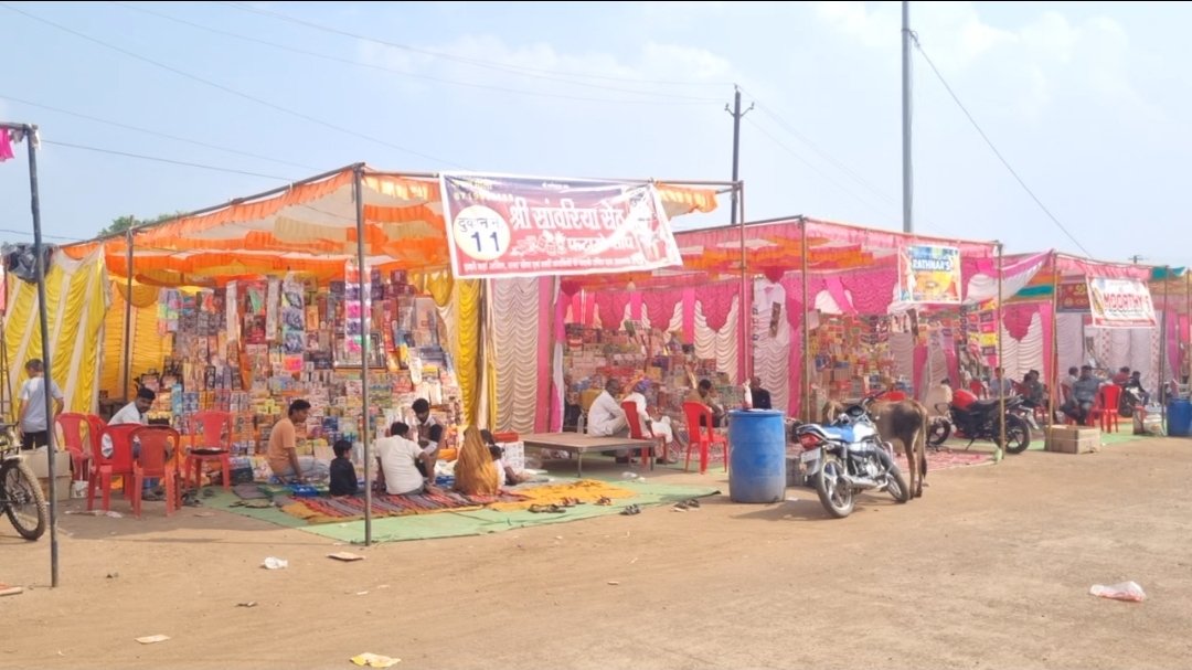 आगर जिला मुख्यालय पर नियमों के विरुद्ध संचालित हो रही पटाखें की दुकानें, हादसे को दे रहे न्योता, जिम्मेदार नहीं दे रहे ध्यान
