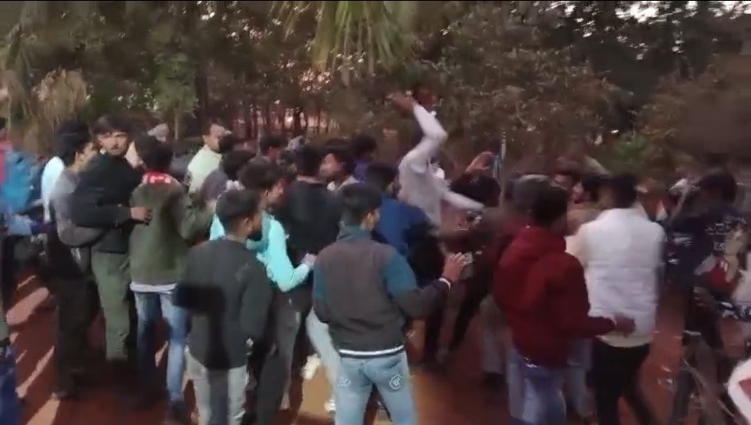 आगर मालवा में तनाव : बाइक टकराने पर वर्ग विशेष के लोगों ने बुजुर्ग व उसकी बेटी के साथ की मारपीट, हिंदू संगठनों ने थाने का किया घेराव, प्रदर्शन आरोपियों का जुलूस निकालने की मांग