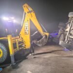 ट्रक के पलटी खाने पर केबिन में फंसे दो युवक, करीब डेढ़ घंटे तक मदद के लिए चिल्लाते चीखते! JCB से केबिन तोड़कर बाहर निकाल, पर दोनों के प्राण बच नहीं पाए..