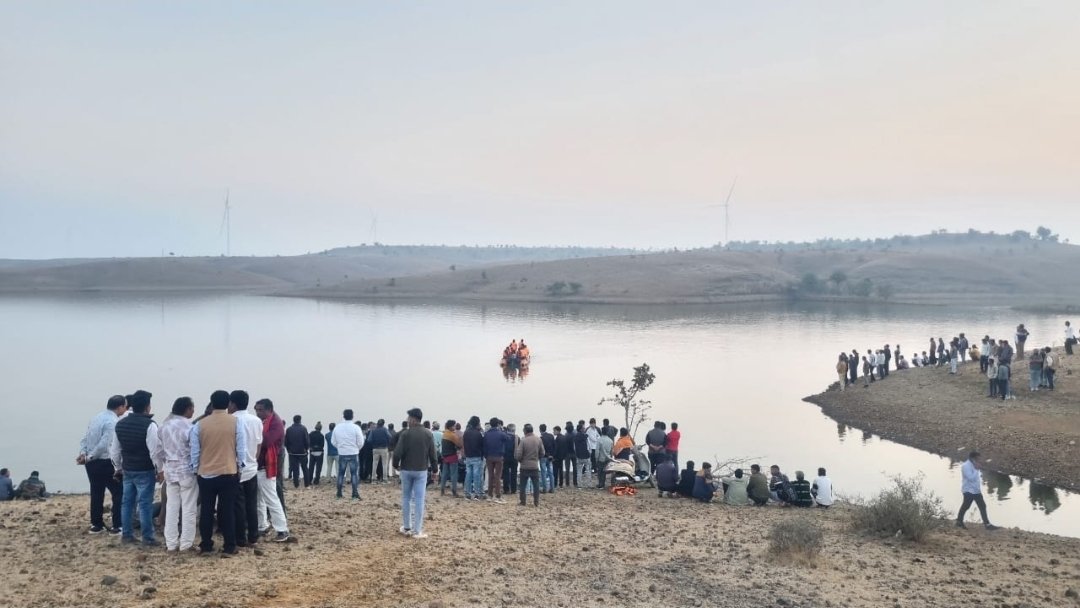 आगर के तुलजा सरोवर तालाब में नाव पलटी, दो युवक डूबे, एक तैरकर किनारे पहुंचा दूसरे की तलाश जारी, SDERF की टीम कर रही रेस्क्यू