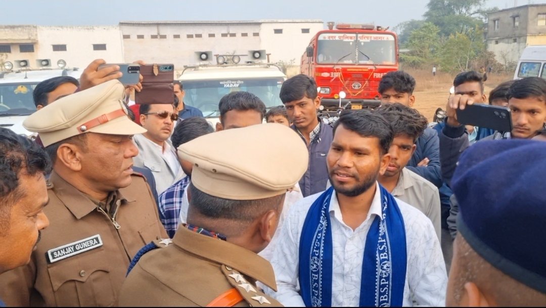 आगर मालवा में संविधान निर्माता डॉ. बाबासाहेब भीमराव अंबेडकर जी की प्रतिमा के साथ उपेक्षा, लापरवाही पर अंबेडकर अनुयाई मंत्री एवं कलेक्टर से मिलने पहुंचे तो पुलिस का करना पड़ा सामना