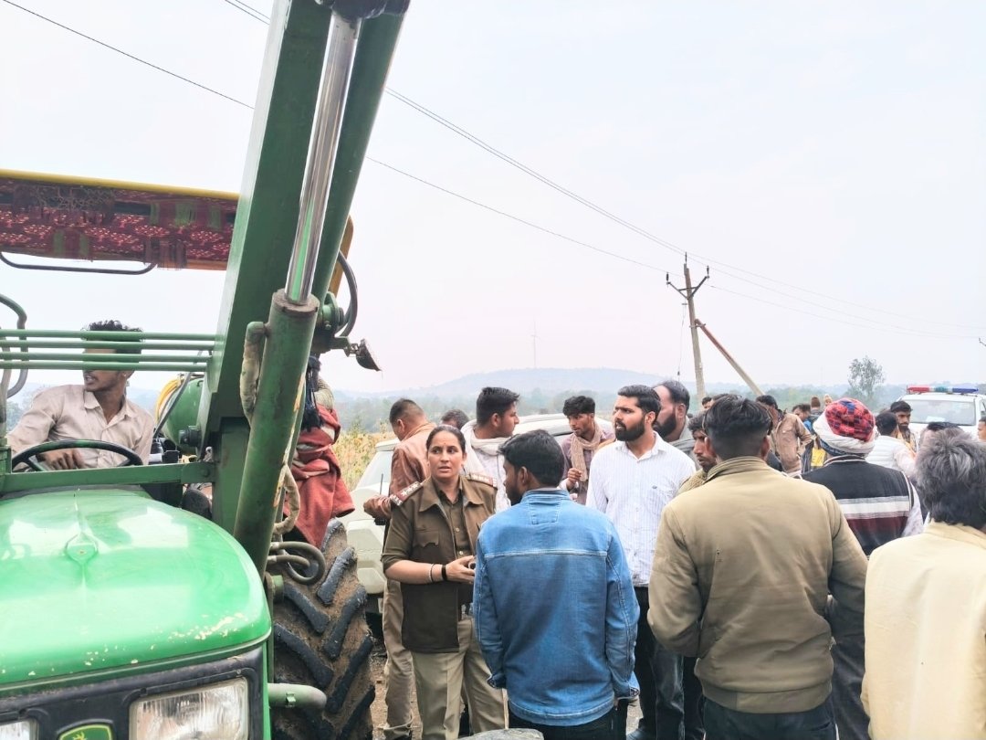 आगर-सुसनेर मार्ग पर दो कार की आमने-सामने भिड़ंत, महिलाएं सहित 6-7 से अधिक लोग घायल, सभी जिला अस्पताल में भर्ती