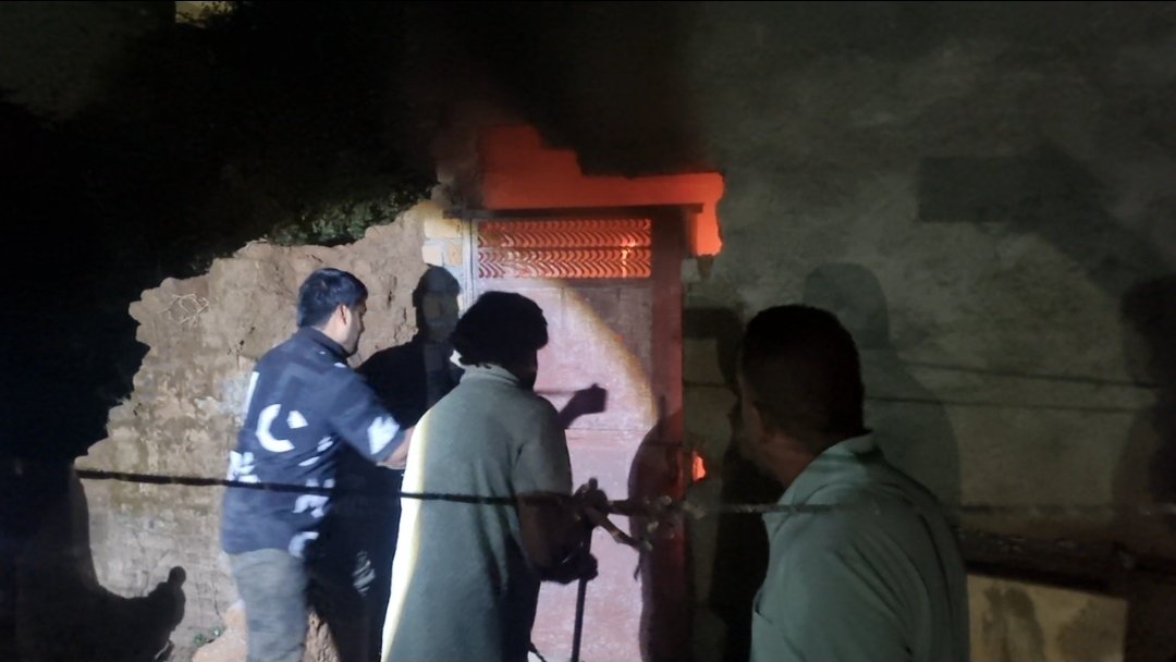 आगर मालवा में गैस सिलेंडर लीकेज से भीषण आग, घर का सारा सामान जलकर राख, आग काबू पर पुलिस व फायर ब्रिगेड की अहम भूमिका