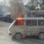 पेट्रोल पंप पर पेट्रोल भरवाने गई मारुति वैन में लगी अचानक आग, पेट्रोल पंप के कर्मचारियों की सहजता से टला बड़ा हादसा, बीच शहर में अफरा तफरी का माहौल