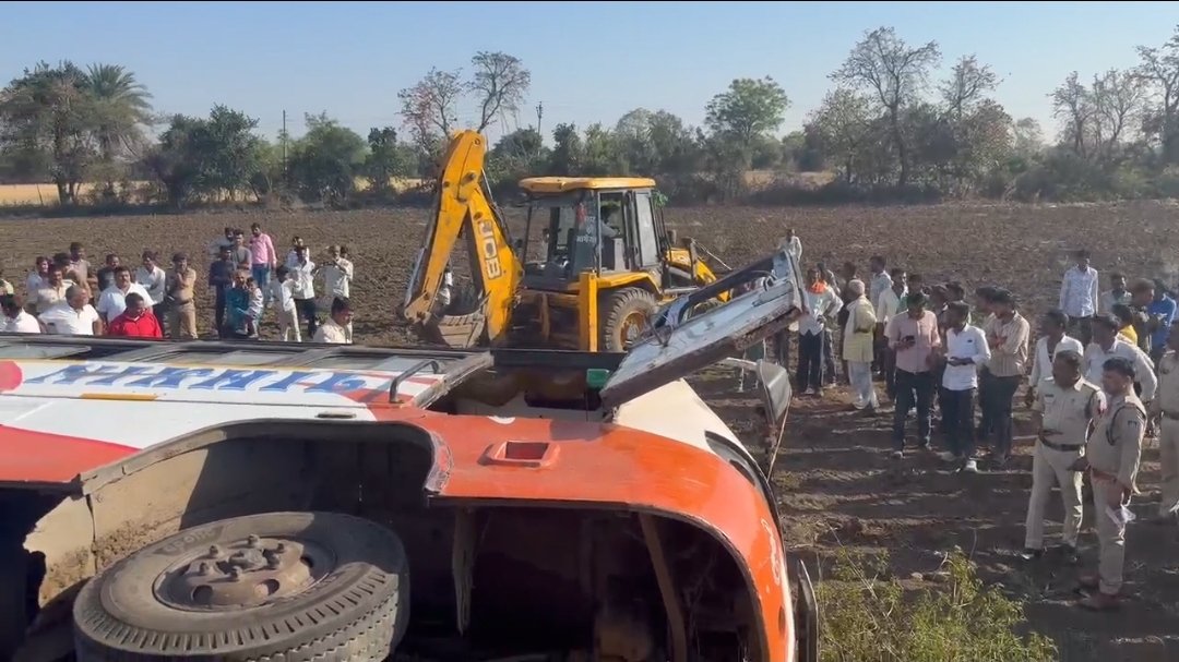 आगर मालवा में यात्री बस पलटी, एक की मौत 15 से अधिक यात्री घायल जिसमे तीन से अधिक गंभीर घायल !