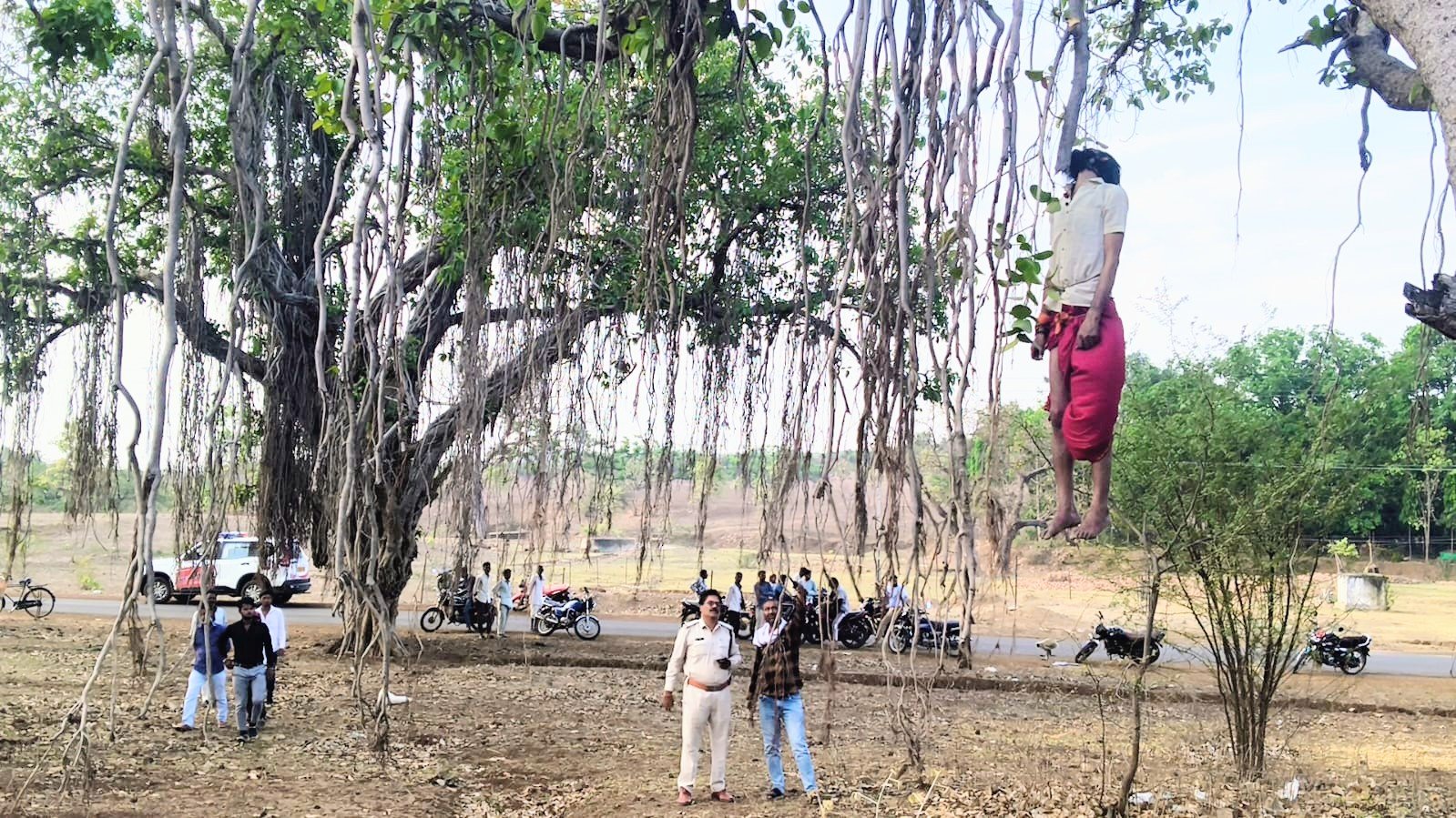 आगर मालवा: बाबा बैजनाथ महादेव मंदिर के पीछे बढ़ के पेड़ पर फांसी पर झूलता मिला शव, वेशभूषा से कोई साधु प्रतीत, हत्या या आत्महत्या पुलिस कर रही जांच!