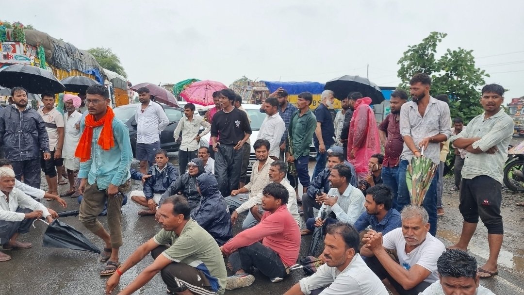 कंपनी द्वार छोड़ा जा रहा दूषित पानी ग्रामीणों के लिए बना आफत, चक्का-जाम कर टीआई, तहसीलदार को सुनाई आपबीती, मामला ग्राम कुंडला खेड़ा का