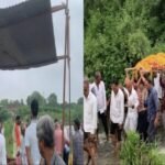 आगर मालवा: आजादी के 79 साल बाद भी मुक्तिधाम के लिए जद्दोजहद में गांव मोल्याखेड़ी, कीचड़, नाला, पर कर टपकते पानी को रोकने के लिए चद्दर लगार करना पड़ रहा अंतिम दाहसंस्कार, जन विश्वास शिविर भी लगा पर कोई सुविधा नहीं मिली