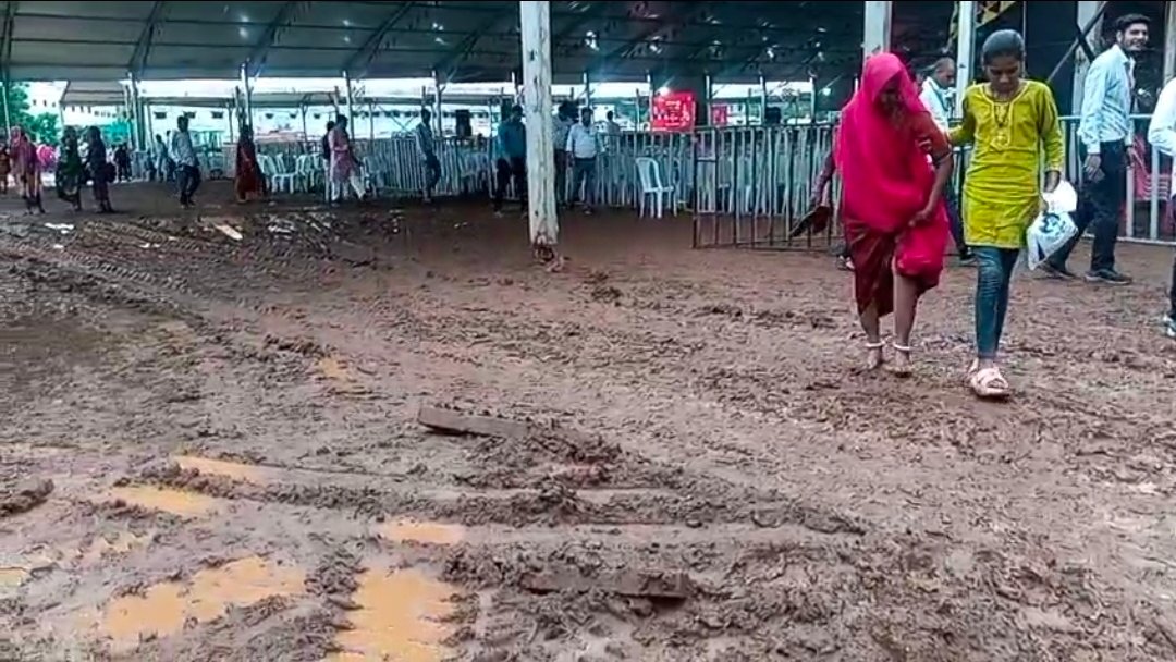 सीएम की सभा में अव्यवस्था: कीचड़ से होकर गुज़रे लोग, महिलाओं को उठानी पड़ी भारी परेशानी, आगर जिला प्रशासन की गंभीर लापरवाही, बारिश के बाद सभास्थल पर नहीं किए गए पर्याप्त इंतजाम