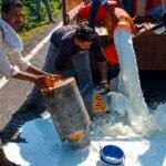 आगर मालवा: दूध विक्रेताओं ने किया प्रदर्शन शुरू, नियम नहीं मानने वाले का दूध बीच रोड़ पर बहाया, 100 रुपए लिटर ओर फेंट 12 रुपए की मांग