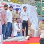 आगर पुलिस का जीवन रक्षक मिशन, दुर्घटना होने पर डर जाना नहीं, जान बचाने पर आम आदमी बनेगा हीरो और मिलेंगे ₹25000 तक की राशि, डॉक्टरों ने CPR व चोंट से अतिरिक्त रक्तस्राव को रोकने सहित दी महत्वपूर्ण जानकारी।