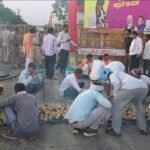 आगर मालवा: कलेक्टर कार्यालय के बाहर किसानों का डेरा, गेट पर ही बनाई दाल-बाटी, दिनभर से जारी प्रदर्शन, पर कोई संतोषजनक जवाब नहीं