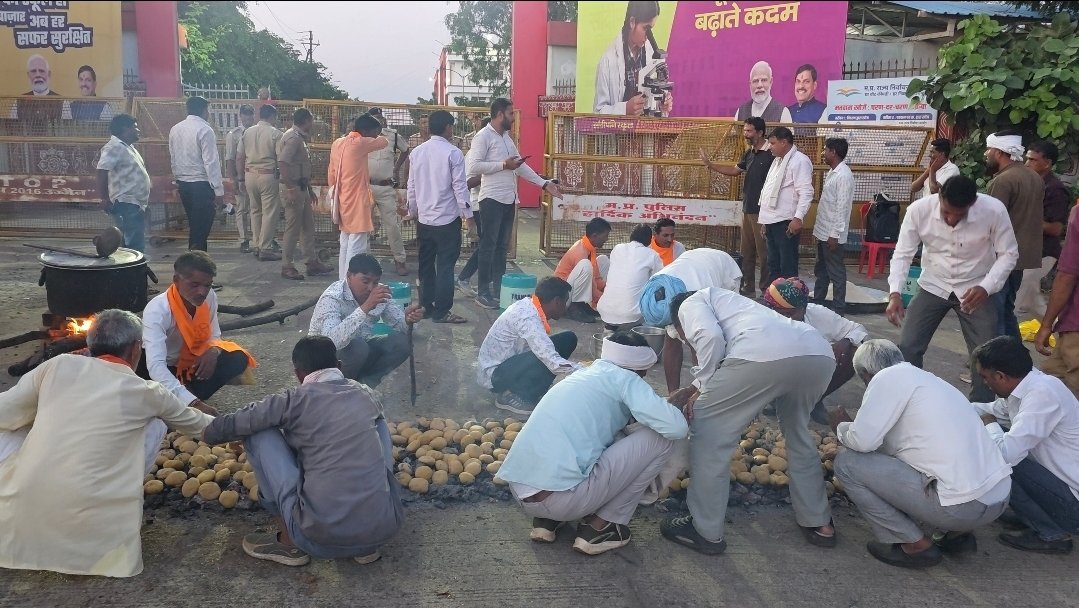 आगर मालवा: कलेक्टर कार्यालय के बाहर किसानों का डेरा, गेट पर ही बनाई दाल-बाटी, दिनभर से जारी प्रदर्शन, पर कोई संतोषजनक जवाब नहीं