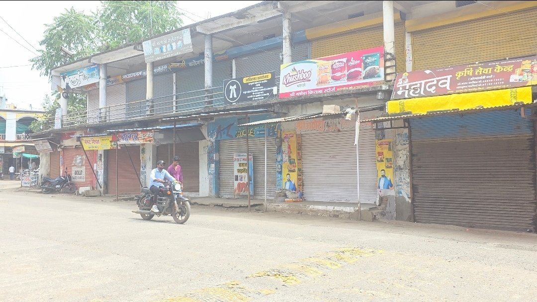 नलखेड़ा हादसा: 8 श्रद्धालुओं की मौत पर फूटा नगरवासियों का गुस्सा, संपूर्ण नलखेड़ा बंद23 सितंबर से अनिश्चितकालीन धरने पर बैठे हैं नागरिक, मां बगलामुखी मंदिर में हवन-यज्ञ भी ठप, प्रशासन की अनदेखी से आक्रोश