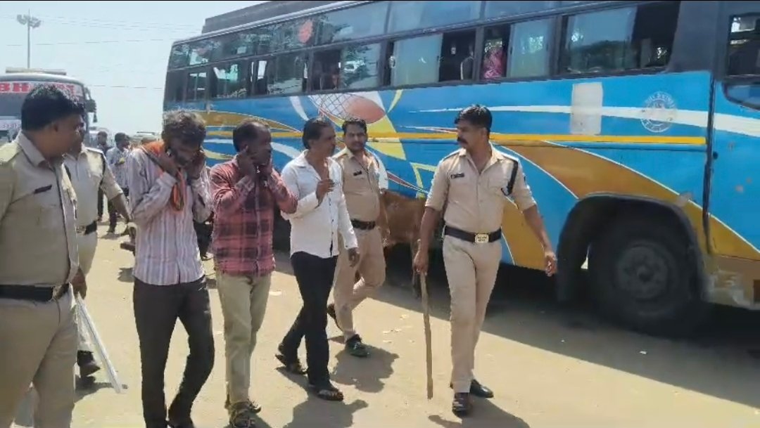 आगर मालवा में पुलिस की बड़ी कार्रवाई: जुआ-सट्टा खिलवाने वाले 3 सटोरिये गिरफ्तार, बस स्टैंड पर निकाला जुलूस, “सट्टा लिखना पाप है, पुलिस हमारी बाप है, के लगाए नारे