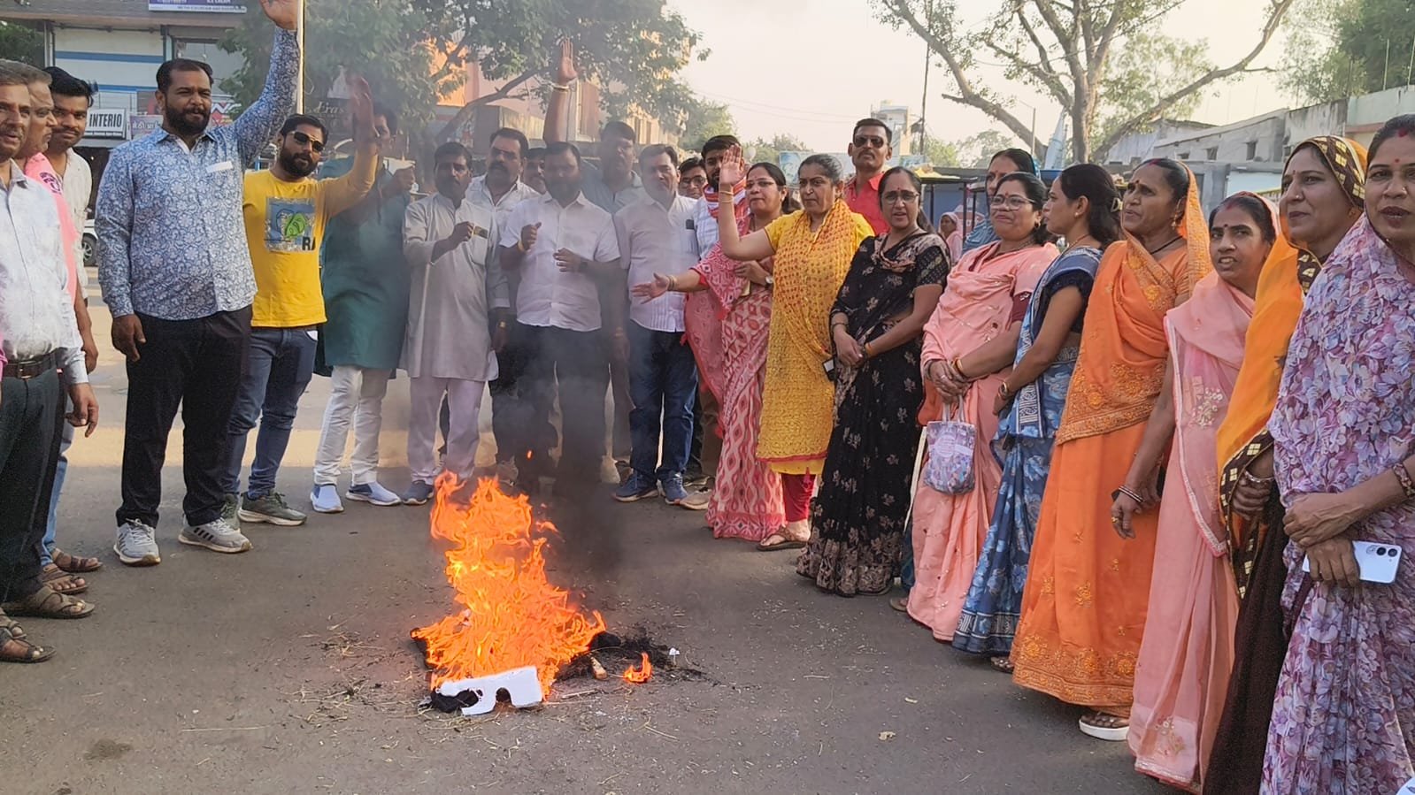 जेएनयू मामले पर गरमाई राजनीति: आगर मालवा में भाजपा महिला मोर्चा ने फूंका राहुल गांधी का पुतला
