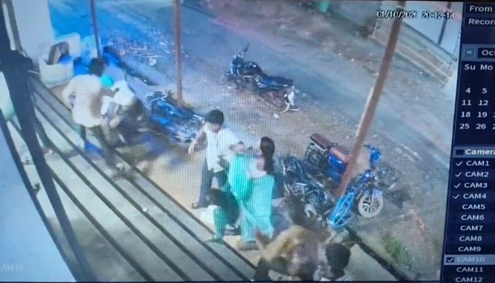 आगर मालवा में चूड़ी खरीदने को लेकर विवाद, दो पक्षों में मारपीट; CCTV में कैद हुई घटना, क्रॉस केस दर्ज