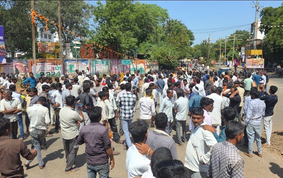 नगद भुगतान न मिलने से भड़के किसान: आगर मंडी में हंगामा, छावनी नाका चौराहे पर चक्का जाम से नेशनल हाईवे थमा