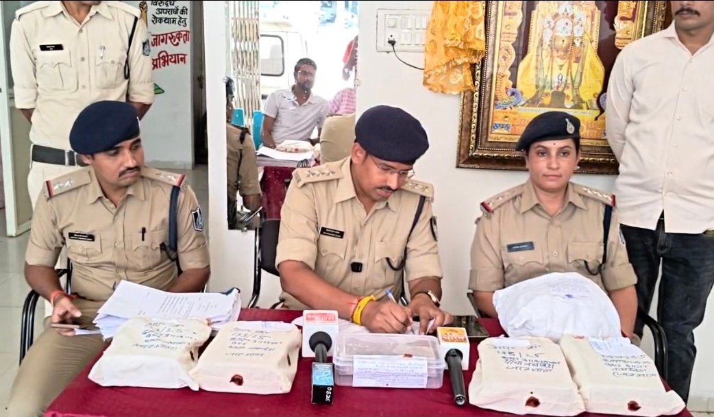 थाना प्रभारी शशि उपाध्याय के कुशल नेतृत्व में नलखेड़ा पुलिस को बड़ी सफलता, सर्राफा व्यापारी से हुई लूट का खुलासा 08 आरोपी गिरफ्तार, 14 किलो से अधिक चांदी व दो बोलेरो वाहन जब्त; राजस्थान तक पहुंचे टीआई तार