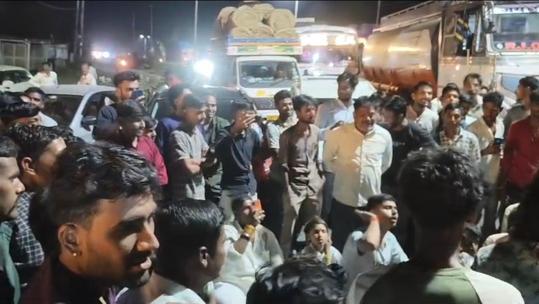 तनोडिया और पालखेड़ी में बिजली कटौती से आक्रोश: ग्रामीणों ने इंदौर-कोटा हाईवे पर दो जगह किया चक्का जाम, हनुमान चालीसा का पाठ भी किया शुरू