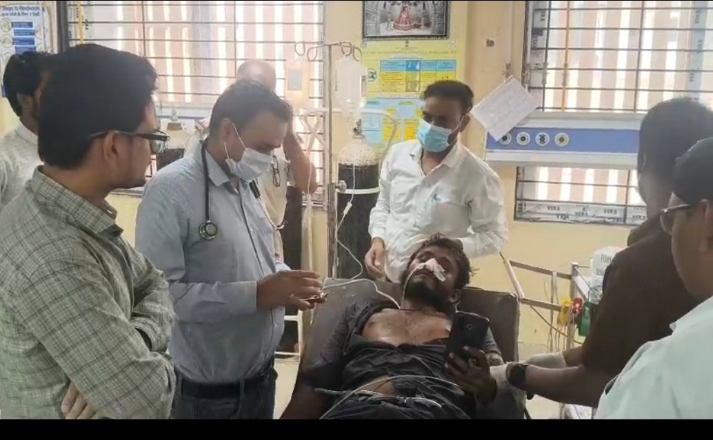 आगर-मालवा में बड़ा हादसा टला: पारिवारिक विवाद से परेशान युवक ने कलेक्ट्रेट परिसर में किया जहर का सेवन, SDM ने तत्परता दिखा कर बचाया