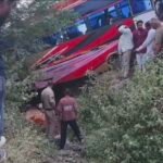 मोटरसाकिल को बचाने के चक्कर में अनियंत्रित हुई पेसेंजर बस रोड़ किनारे खड़े दो लोगों को कुचला, दोनों की मौत, आधा दर्जन यात्री हुए घायल, आगर से उज्जैन जाते समय घोंसला के समीप हुआ हादसा