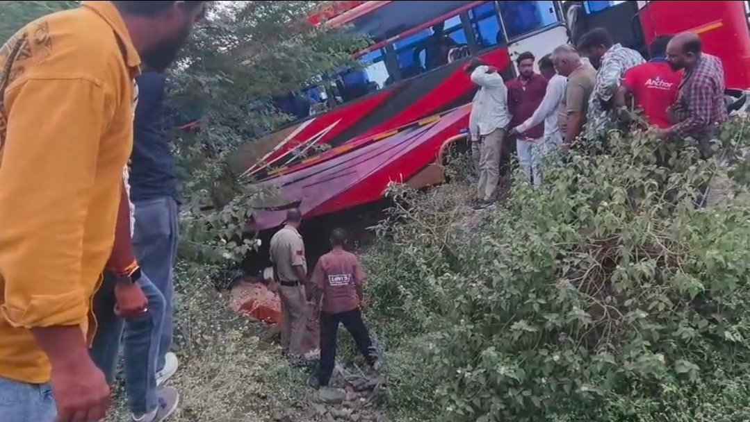 मोटरसाकिल को बचाने के चक्कर में अनियंत्रित हुई पेसेंजर बस रोड़ किनारे खड़े दो लोगों को कुचला, दोनों की मौत, आधा दर्जन यात्री हुए घायल, आगर से उज्जैन जाते समय घोंसला के समीप हुआ हादसा