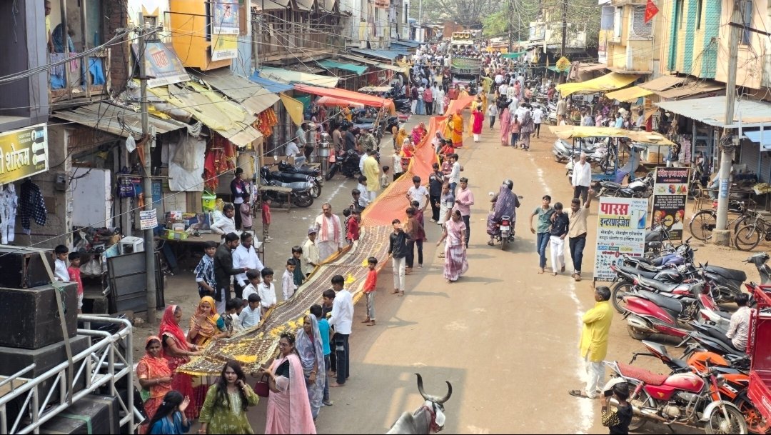जय भवानी ग्रुप द्वारा आगर में भव्य चुनर यात्रा आयोजित, मां तुलजा भवानी को चढ़ाई गई 51 मीटर चुनरी